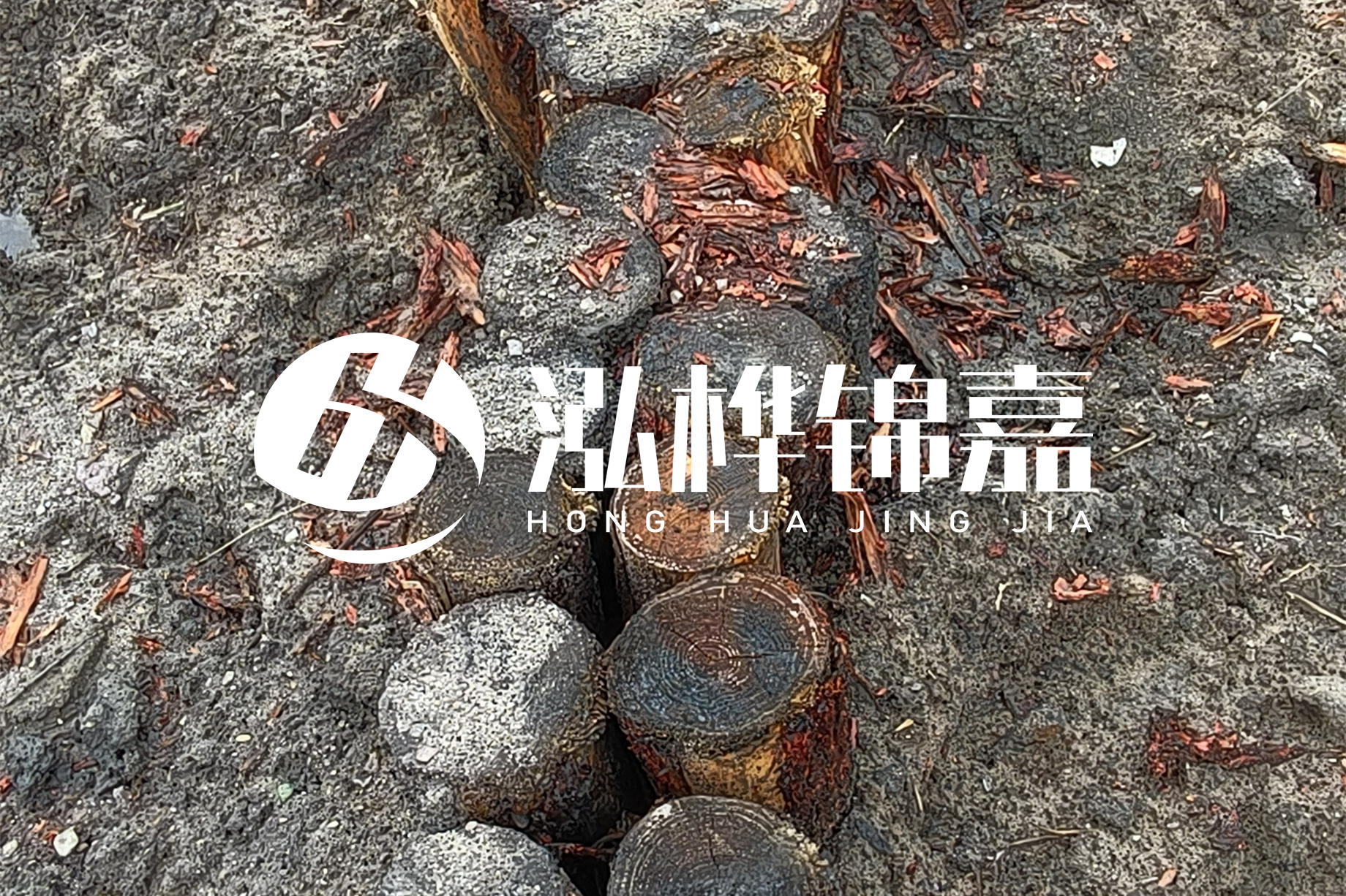 魚塘淤泥太多怎么清理？挖掘機(jī)清除淤泥的作用及方法